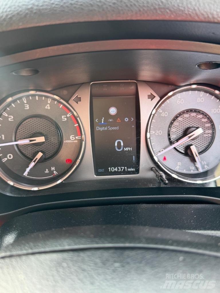 Toyota Hilux Active 皮卡车