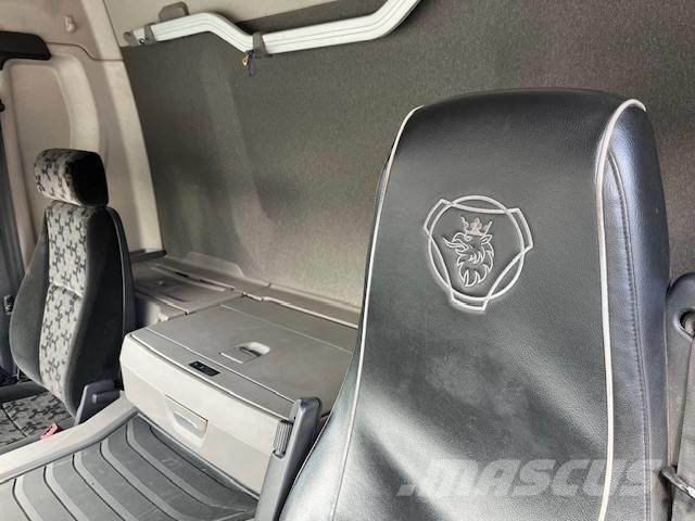 Scania P 370 篷布货车