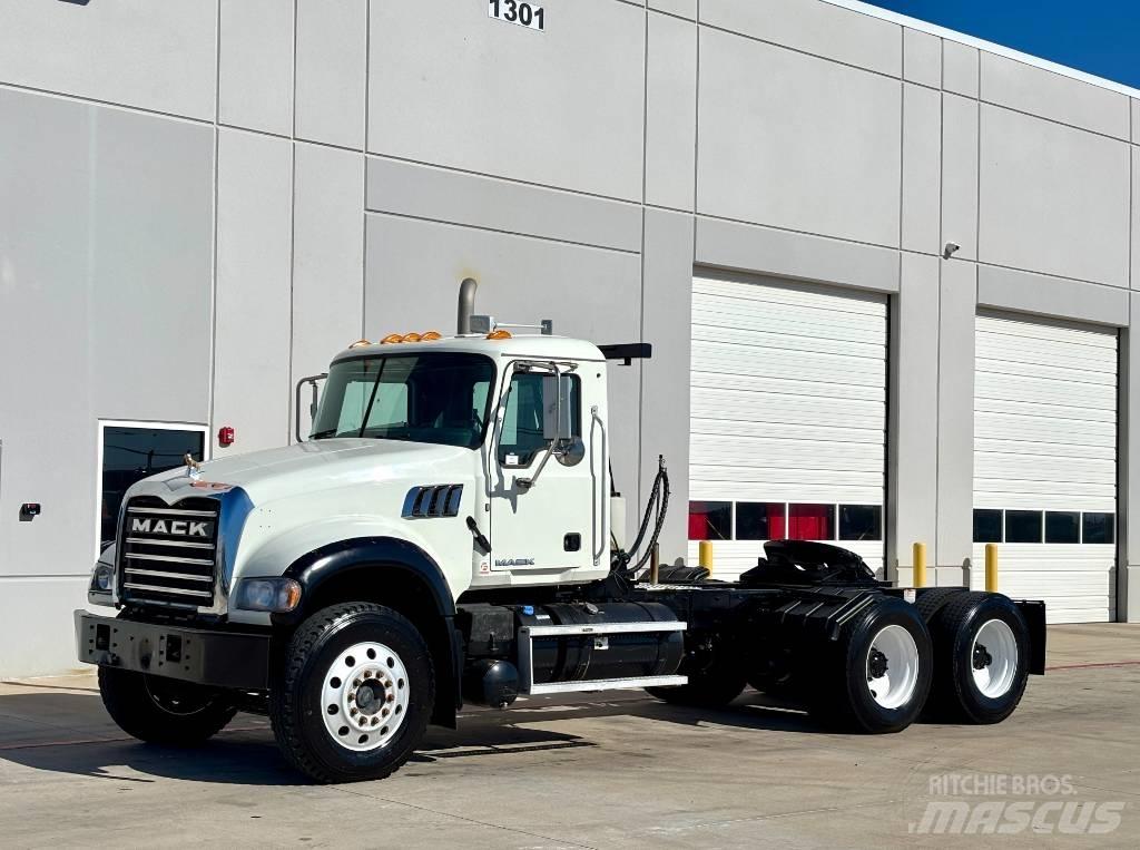 Mack Granite 牵引车