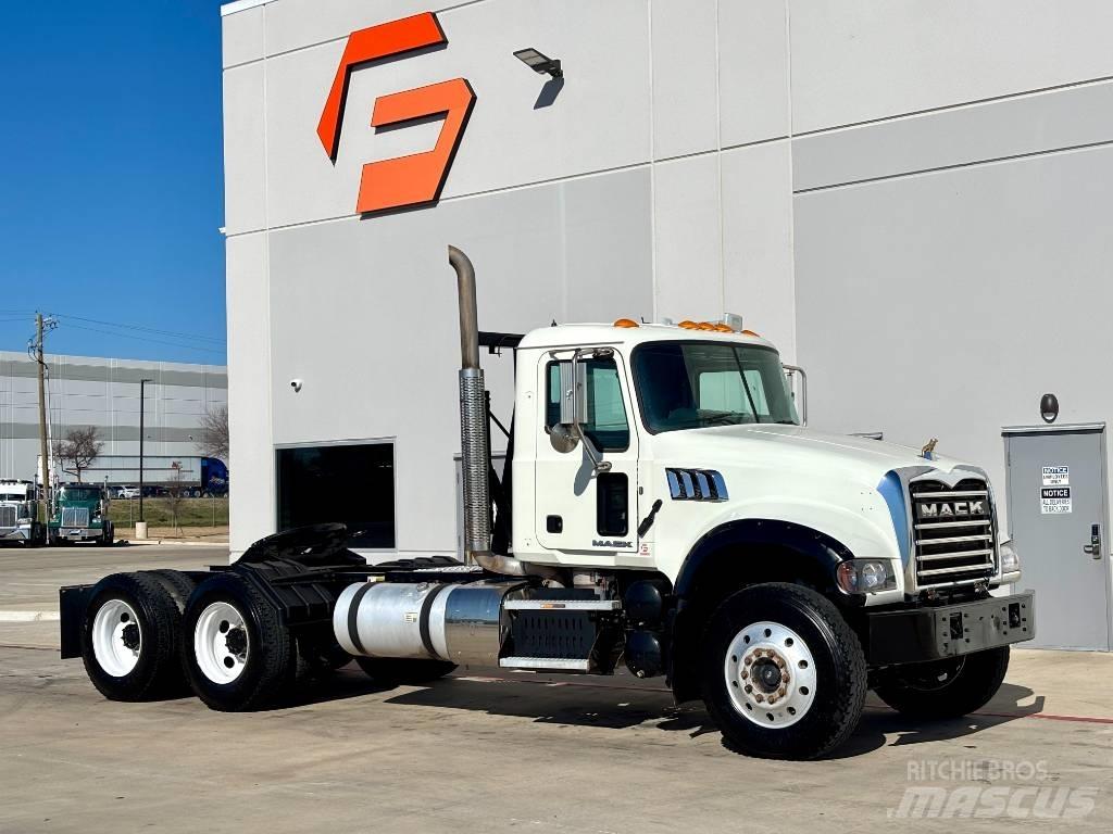 Mack Granite 牵引车