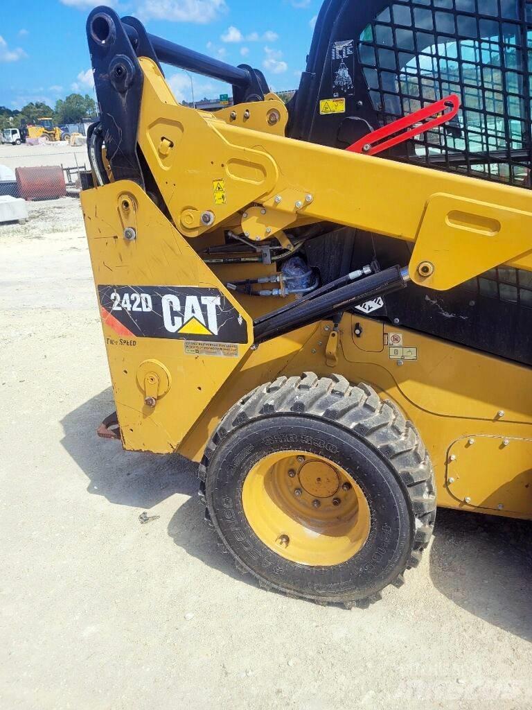 CAT 242 D 滑移装载机