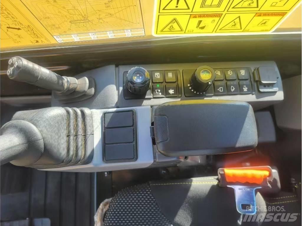 CAT 305 CR 小型挖掘机