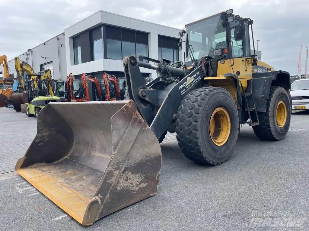 Komatsu WA250 轮式装载机