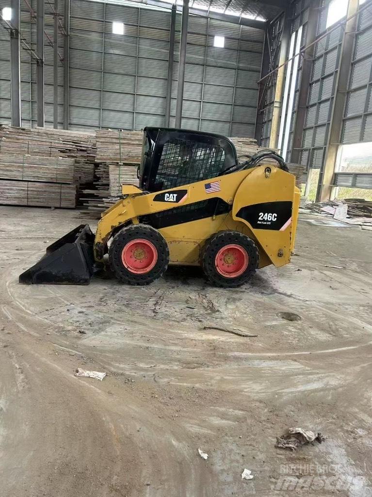 CAT 246 C 滑移装载机