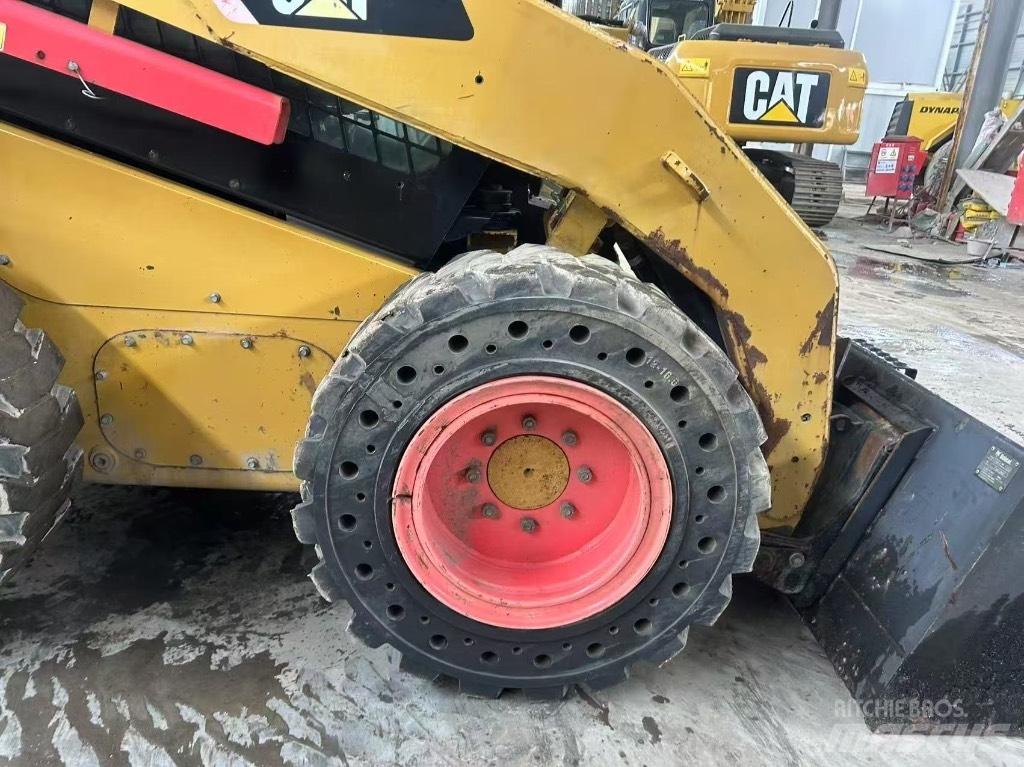 CAT 246 C 滑移装载机
