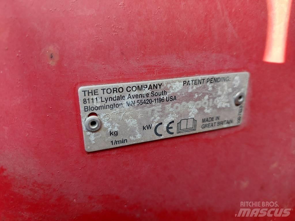 Toro Procore 880 通风机和垂直割草机