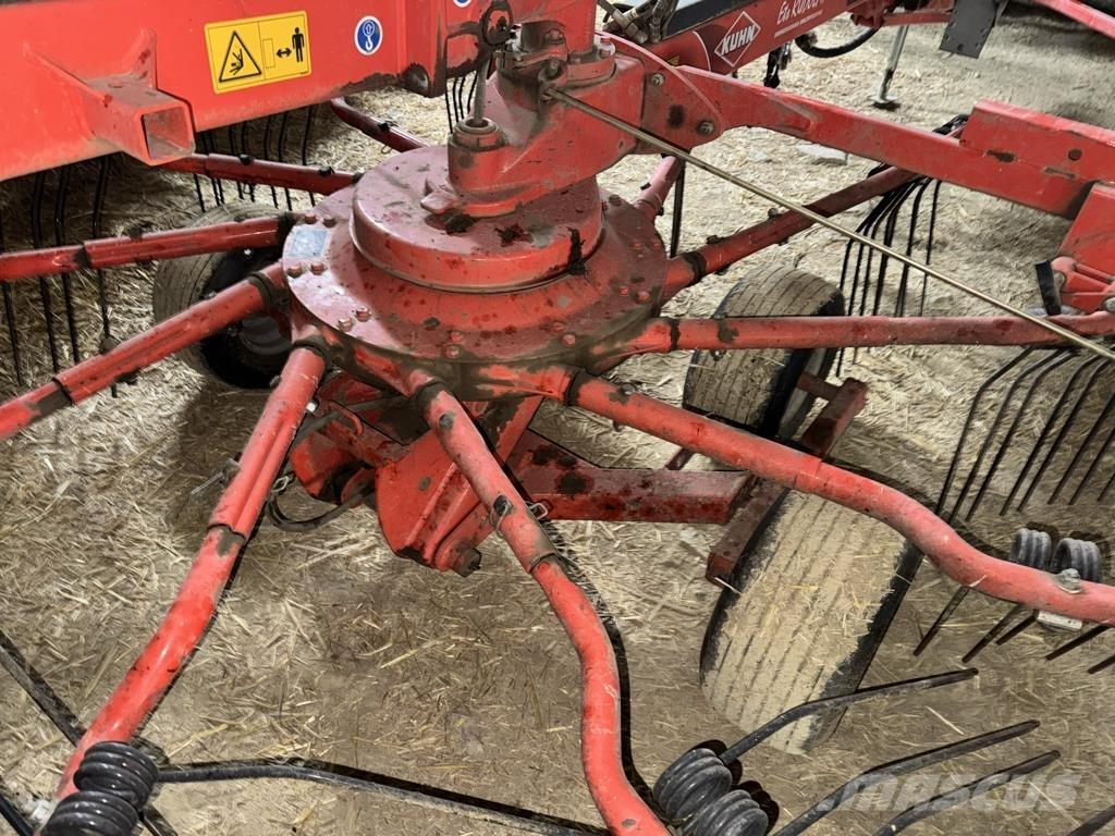 Kuhn GA 6632 + 料堆整形机