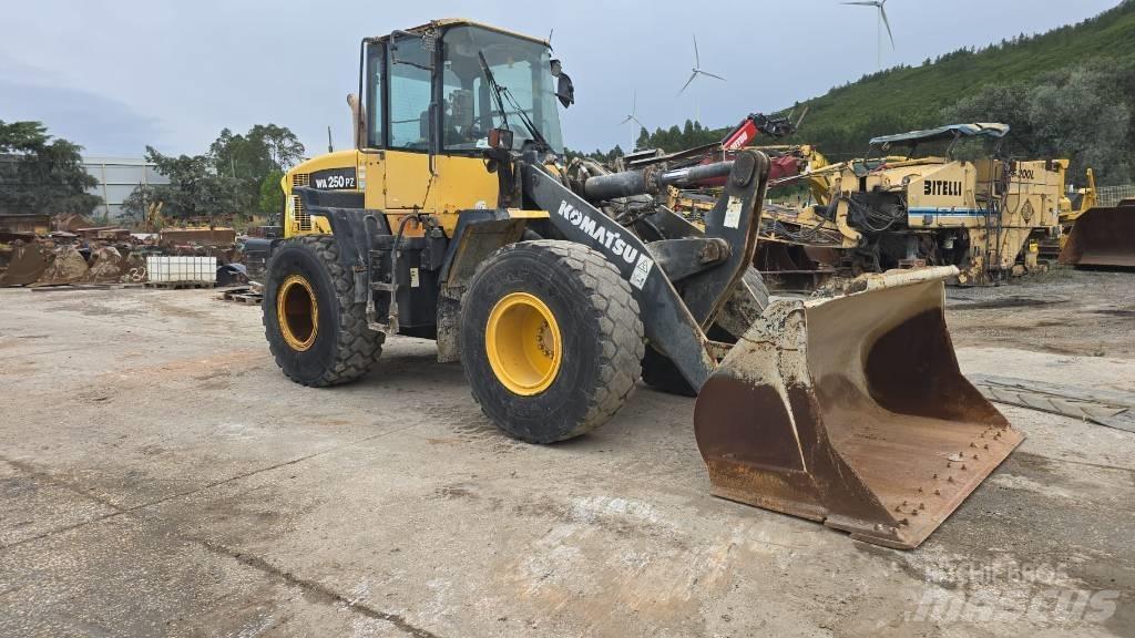 Komatsu WA 250 轮式装载机
