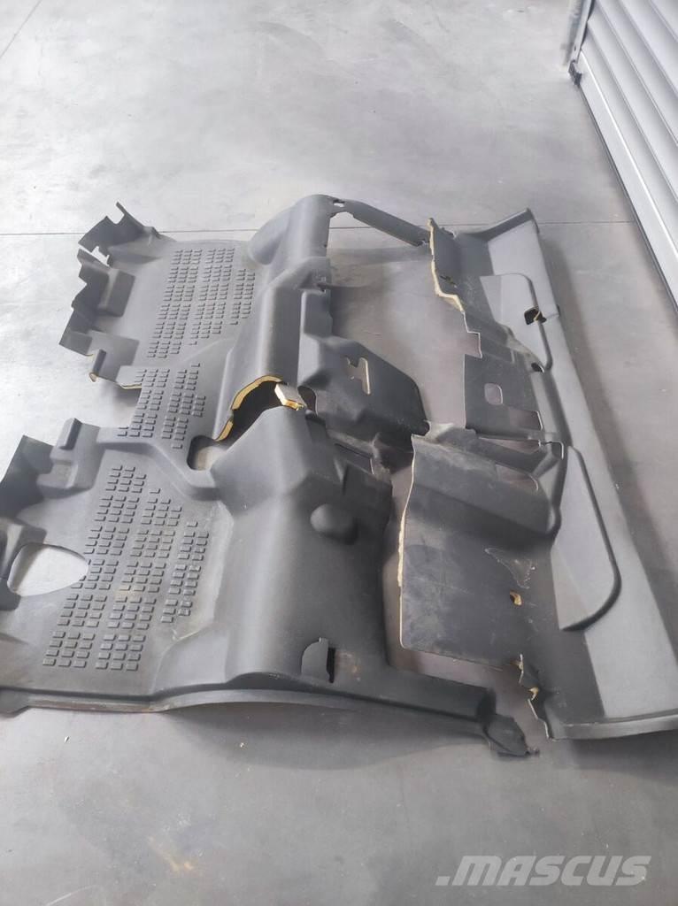 Nissan Floor Mat 驾驶室与内部