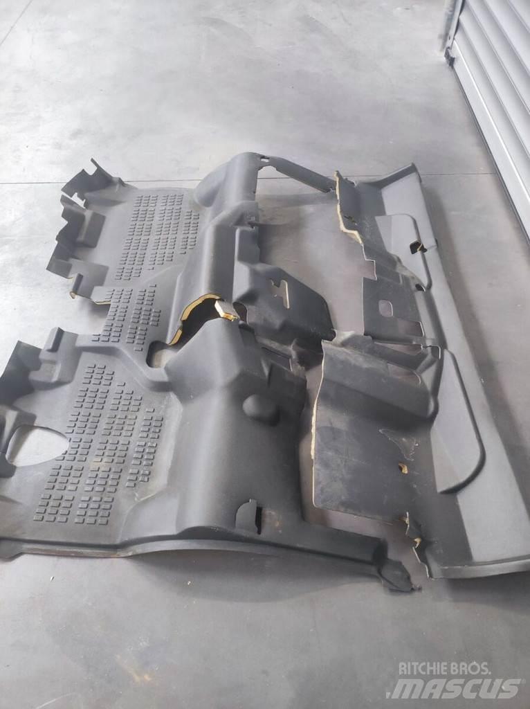 Nissan Floor Mat 驾驶室与内部