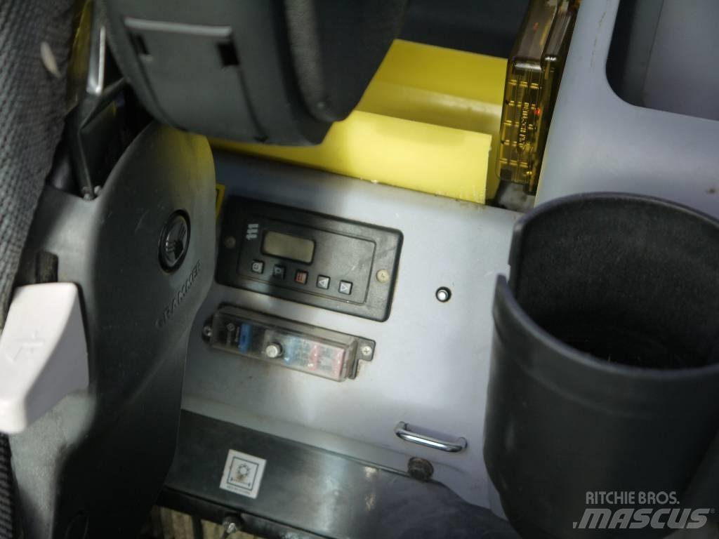 Komatsu PW 160-7E0 轮式挖掘机