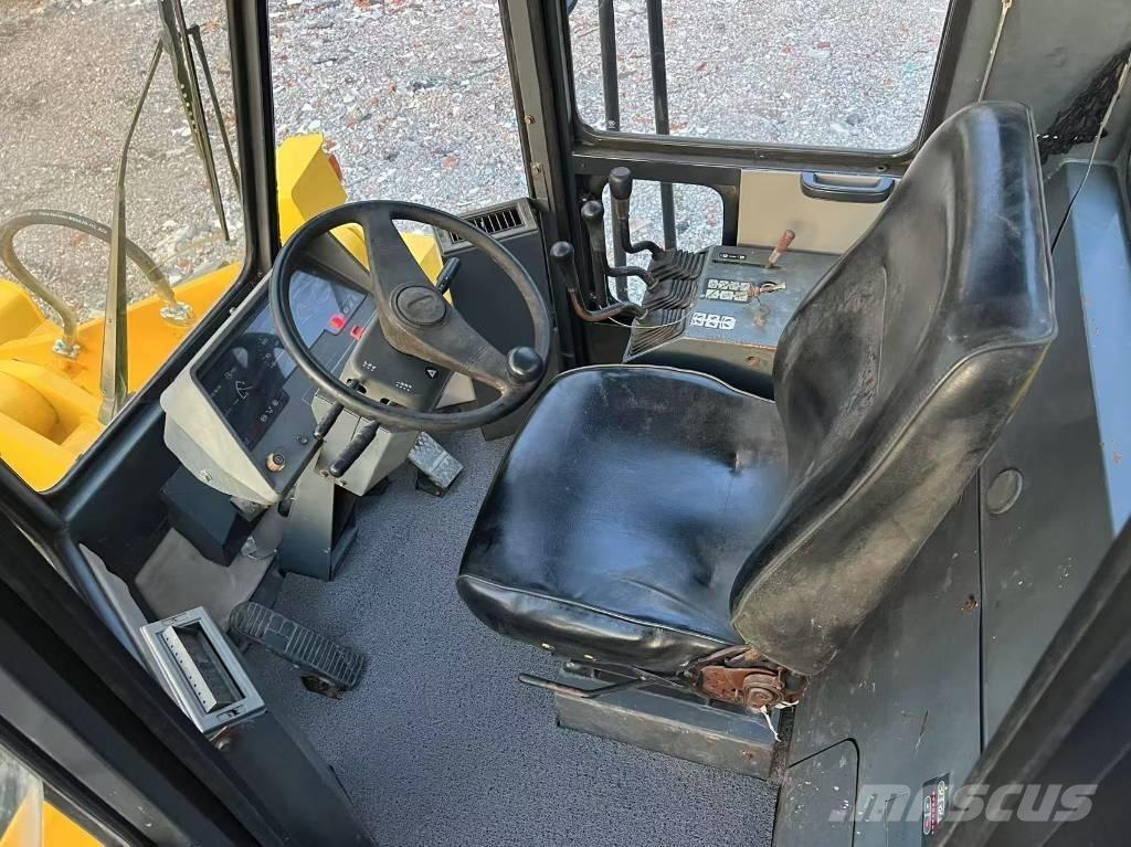 Komatsu WA 320-3 轮式装载机