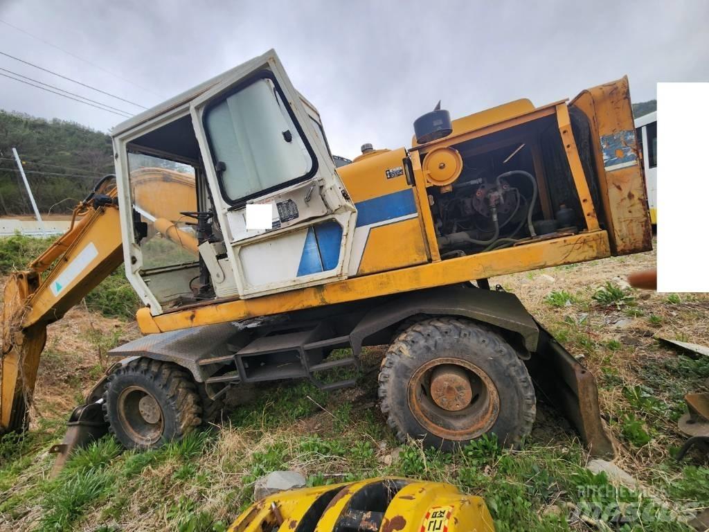 Hyundai ROBEX 2000W 轮式挖掘机