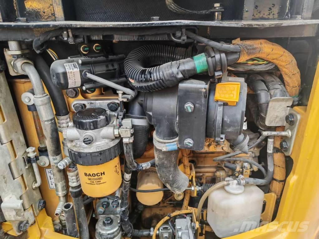 CAT 302 CR 小型挖掘机