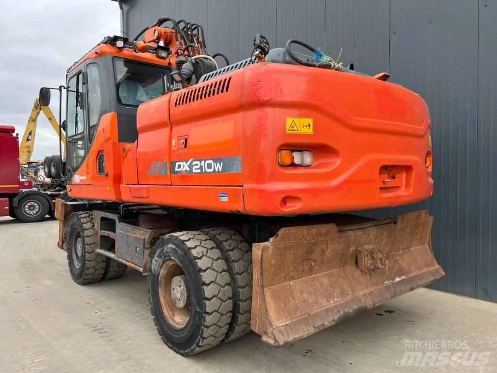 Doosan DX210W 轮式挖掘机