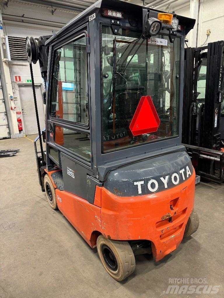 Toyota 8FBMKT25 电动叉车