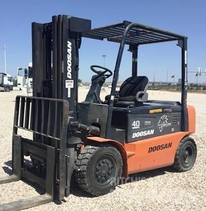 Doosan B40 X-5 电动叉车