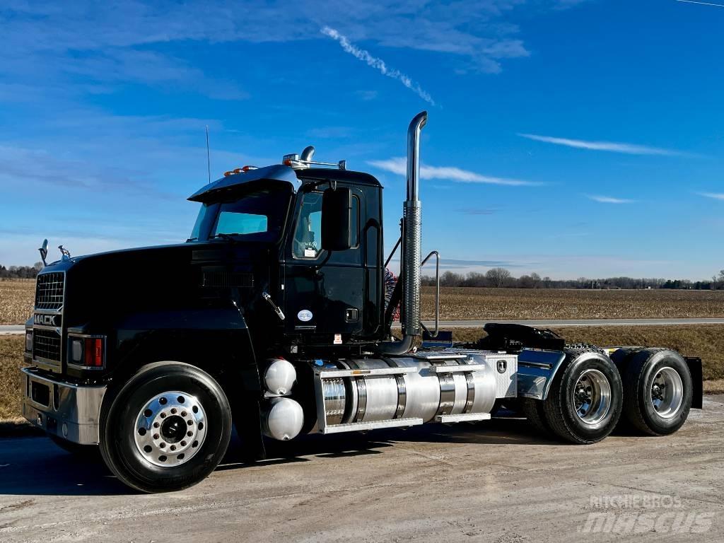 Mack Pinnacle 牵引车