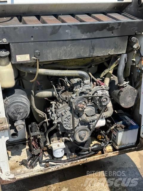 Bobcat 553 滑移装载机