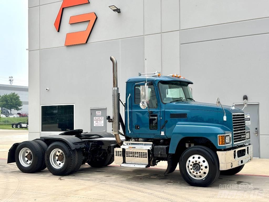 Mack Pinnacle 牵引车