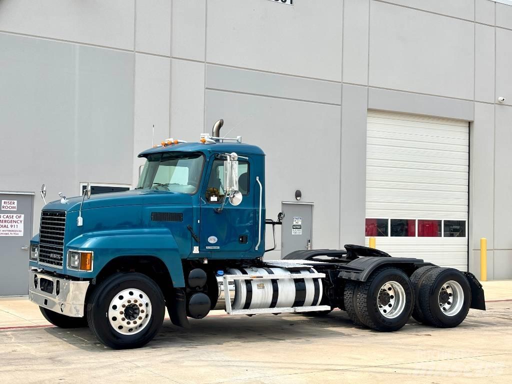 Mack Pinnacle 牵引车
