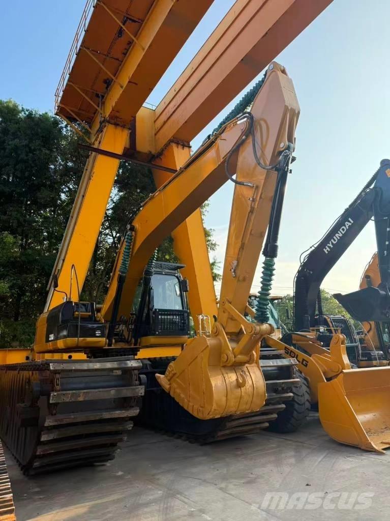 CAT 320D2 水陆两栖挖掘机