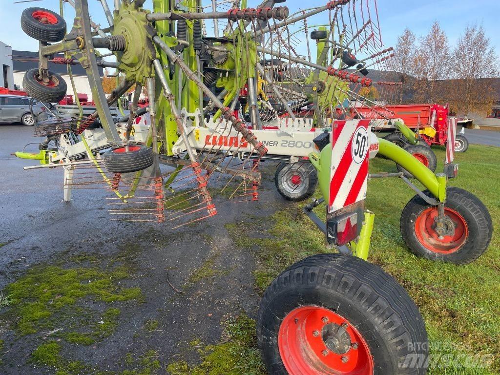 CLAAS Liner 2800 犁耙和摊草机