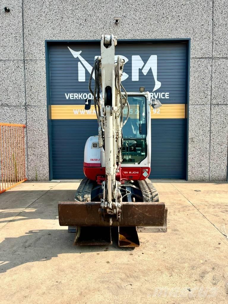 Takeuchi TB 235 小型挖掘机
