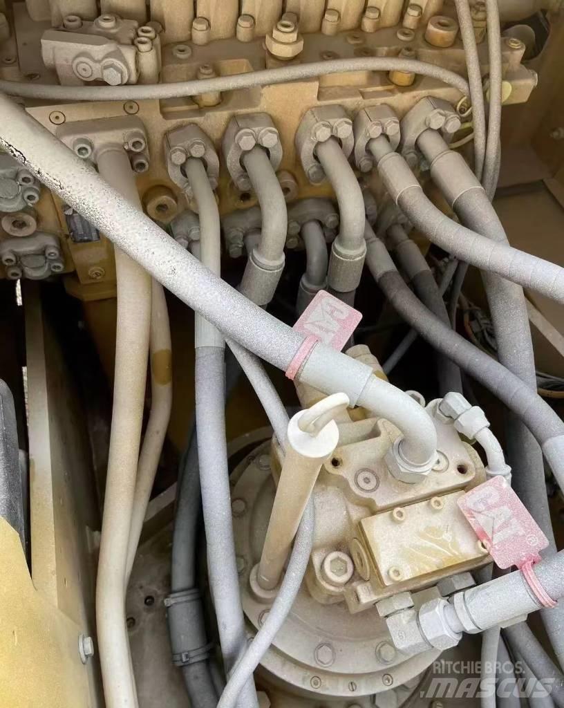 CAT 323 履带挖掘机