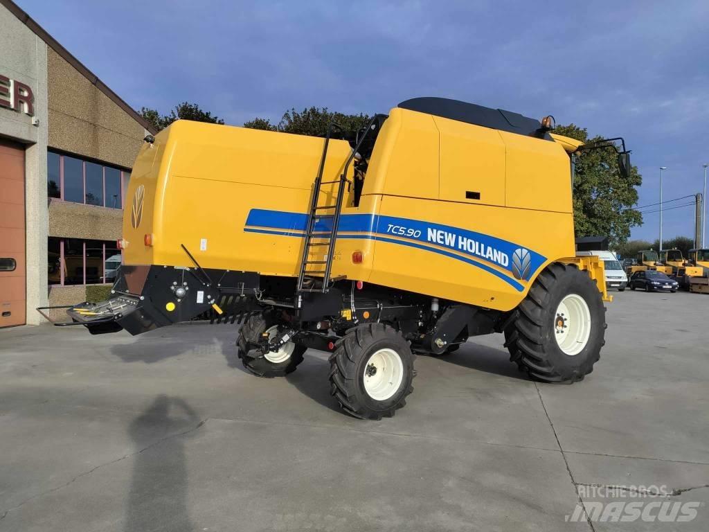 New Holland TC 5.90 联合收割机