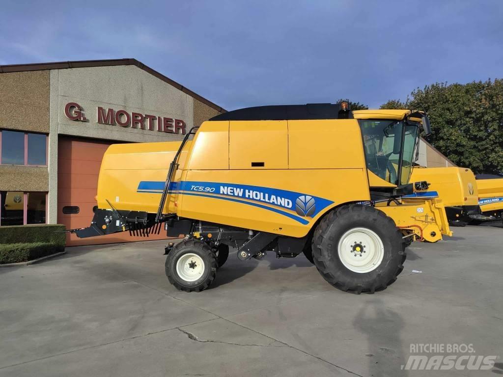 New Holland TC 5.90 联合收割机