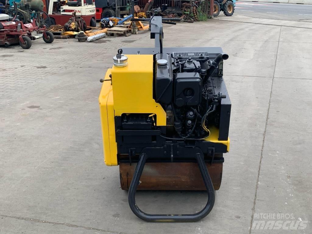 Mecalac MBR 71 拖式振动压路机