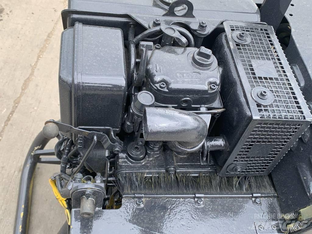 Mecalac MBR 71 拖式振动压路机