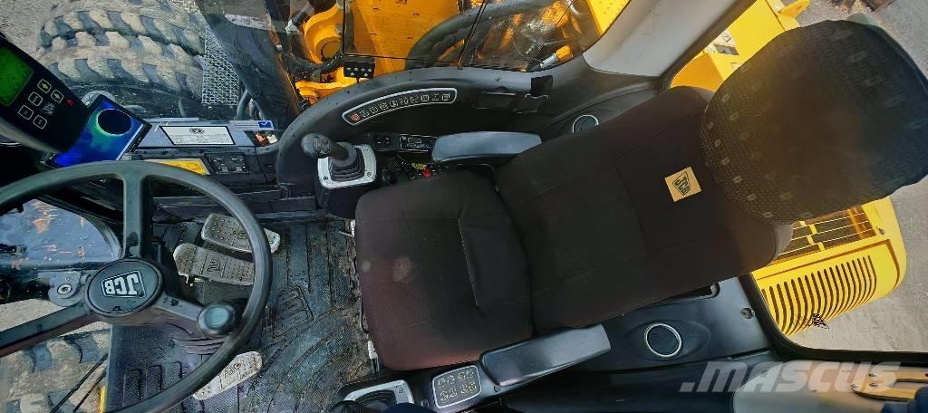 JCB JS 145 W 轮式挖掘机