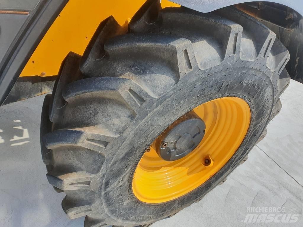 JCB 531-70 - BC25 伸缩臂叉装车|叉装车
