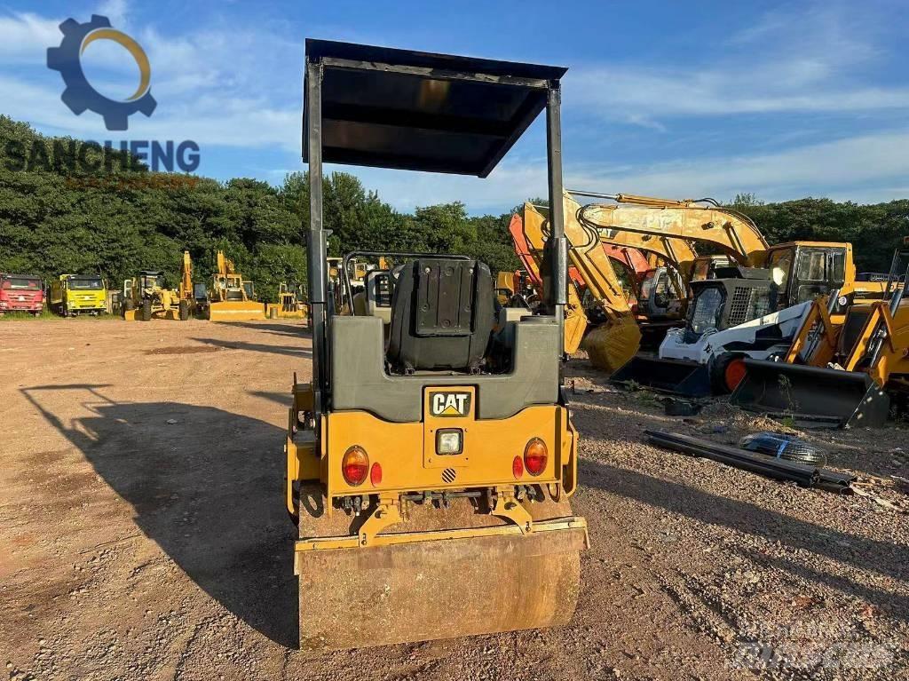 CAT CB24B 双轮压路机