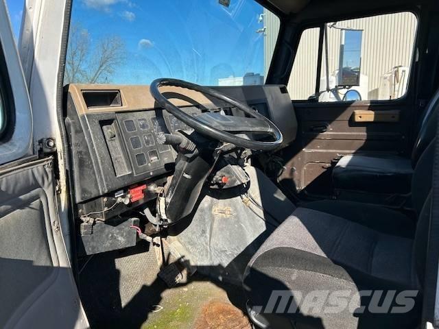 International 4900 牵引车