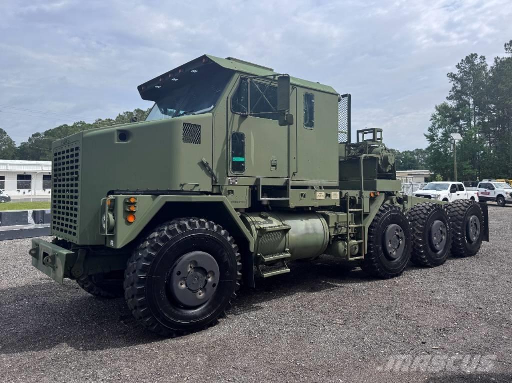 Oshkosh M1070 牵引车