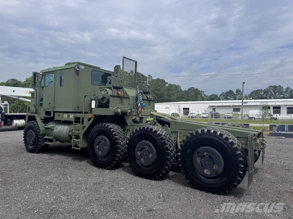 Oshkosh M1070 牵引车