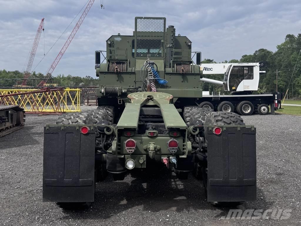 Oshkosh M1070 牵引车