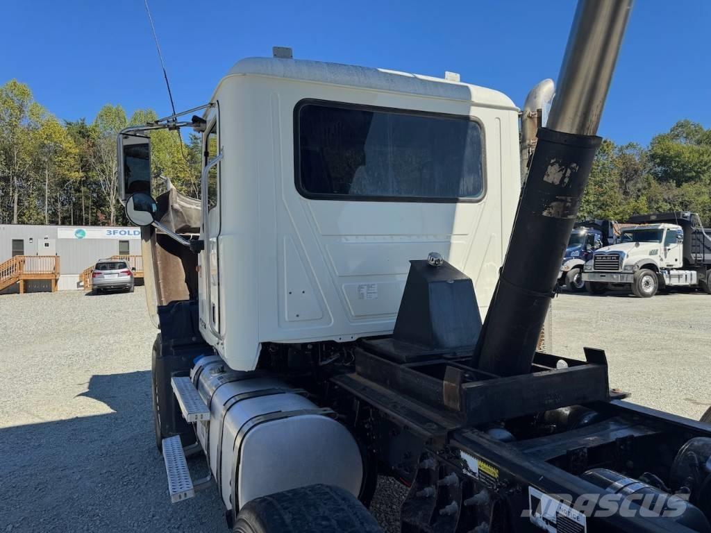 Mack GU713 自卸式货车