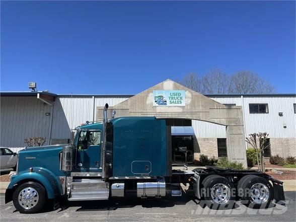 Kenworth W900L 牵引车