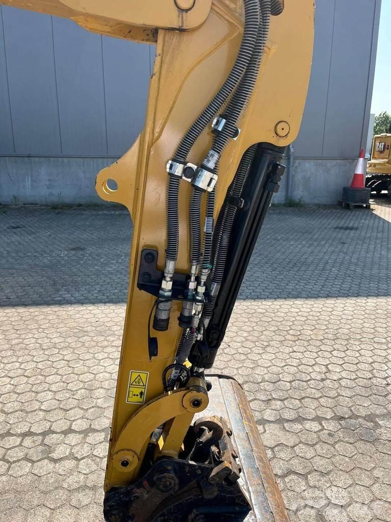 CAT 302.7 小型挖掘机