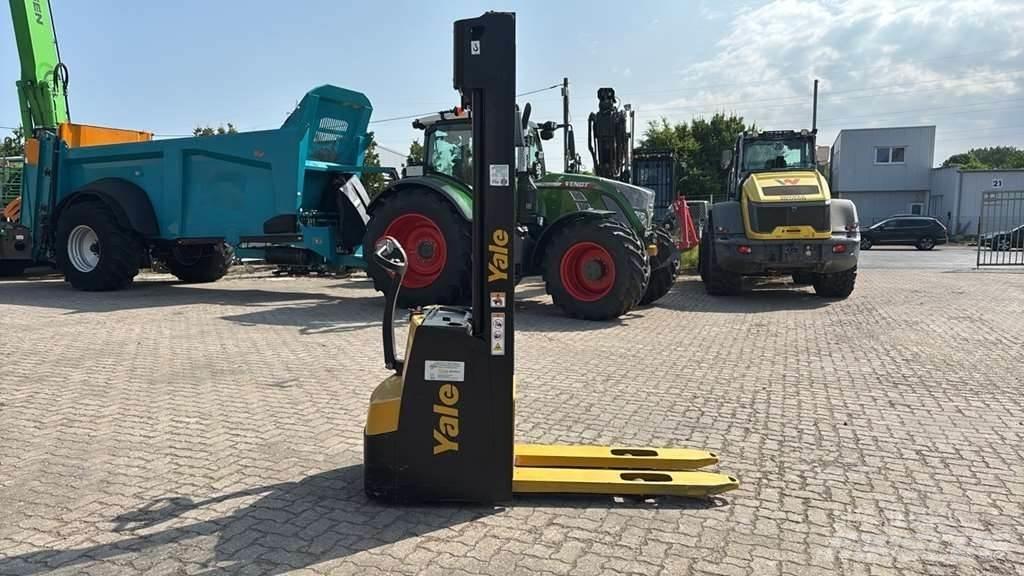 Yale MS12 AC 手推堆垛车