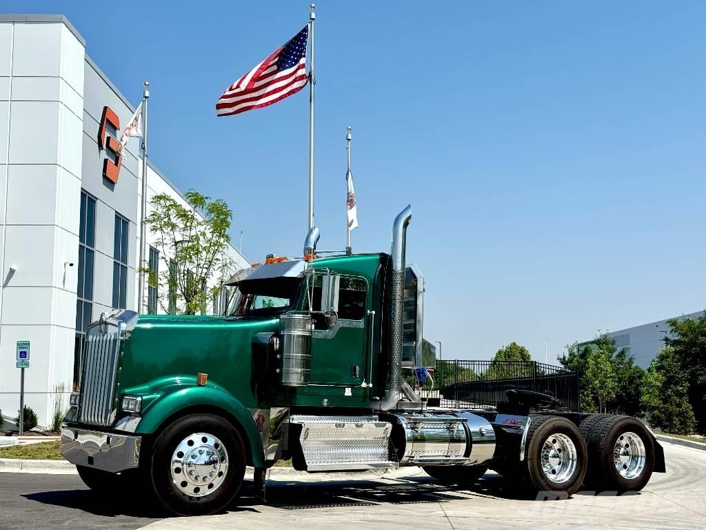 Kenworth W 900 牵引车