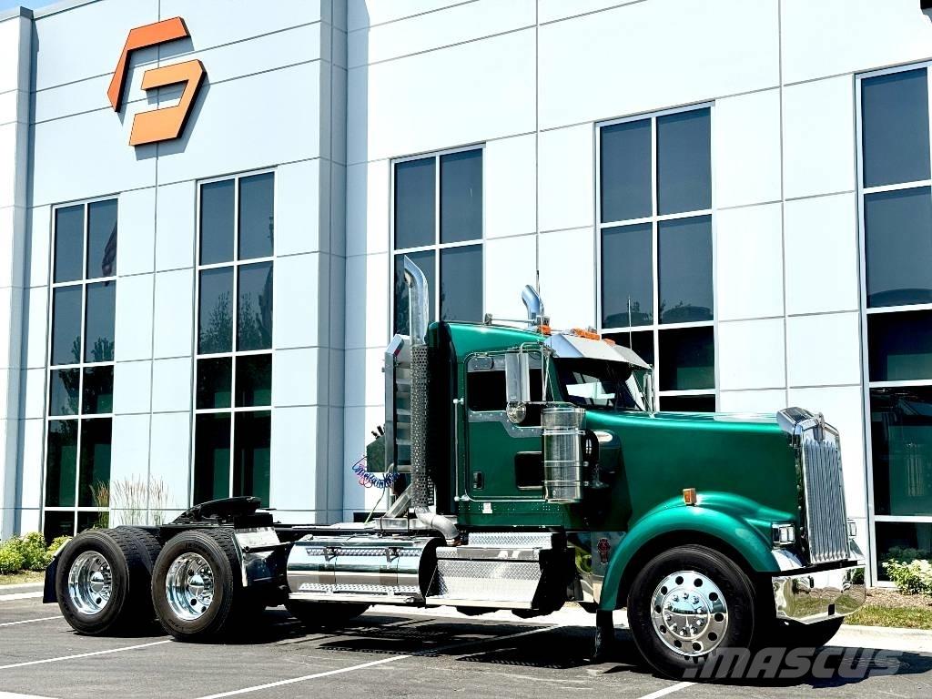 Kenworth W 900 牵引车