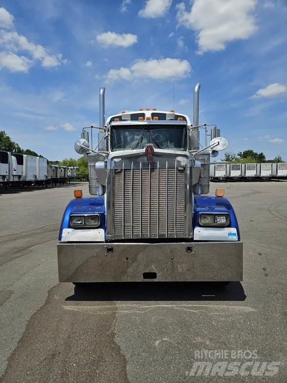Kenworth W900 牵引车