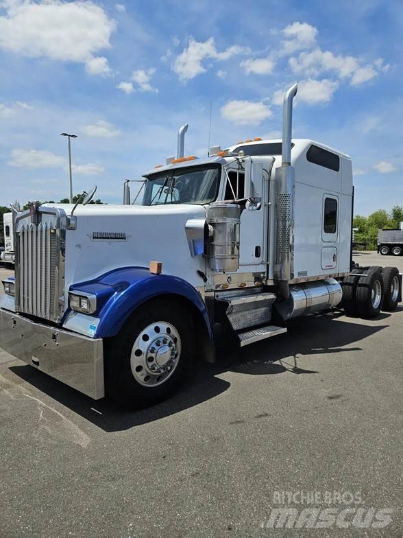 Kenworth W900 牵引车