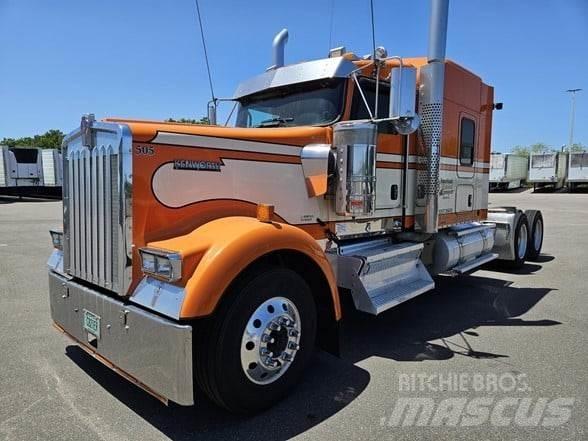 Kenworth W900 牵引车