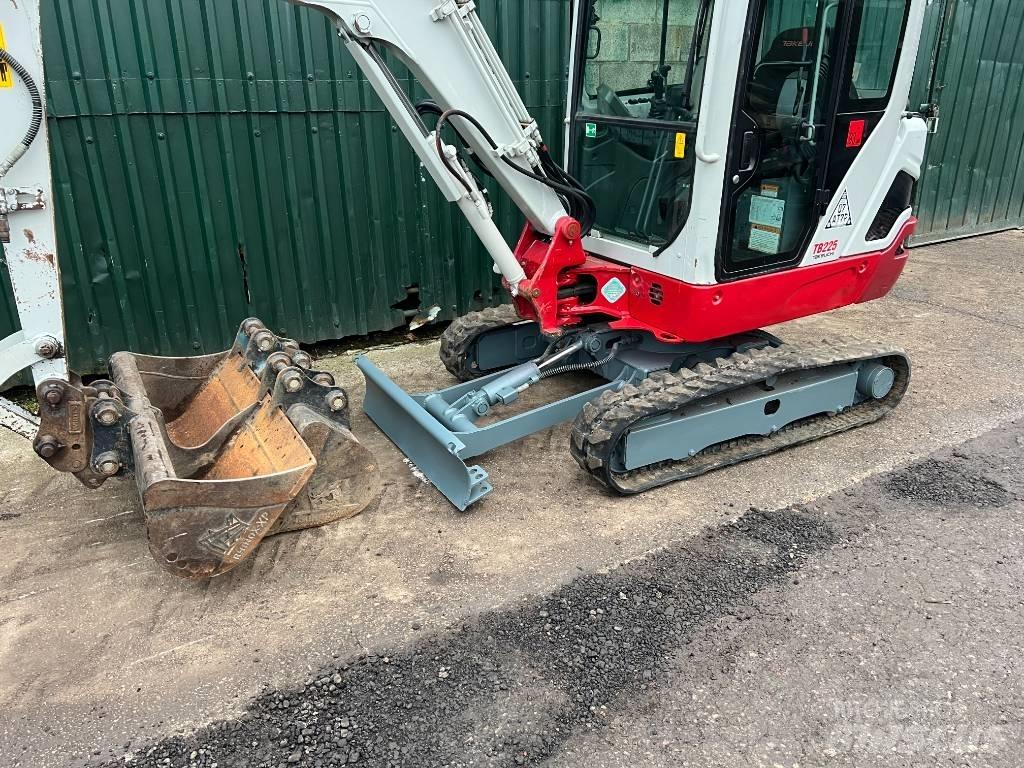 Takeuchi TB225 小型挖掘机